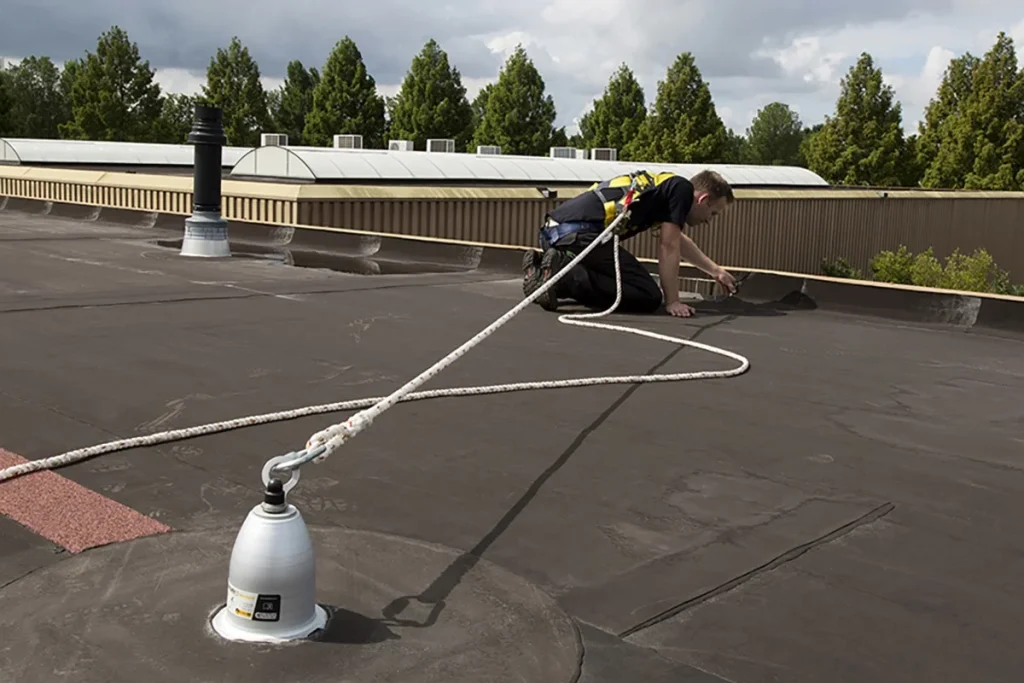 Absturzsicherung auf dem Dach mit Seil mit Wartung und Prüfung Absturzsicherungen